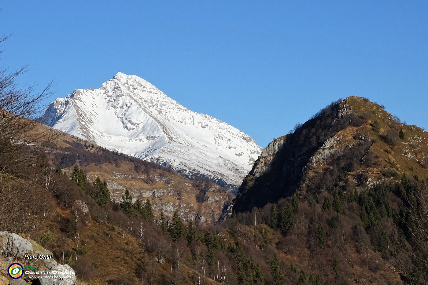 25 Zoom in Monte Castello e Arera innevato.JPG